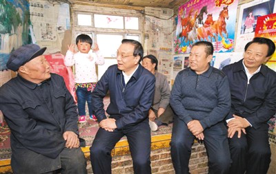 3月27日，李克強在內(nèi)蒙古自治區(qū)翁牛特旗橋頭鎮(zhèn)太平莊村看望貧困戶。