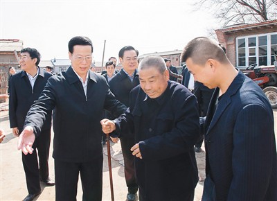 3月26日，張高麗在吉林省農(nóng)安縣農(nóng)安鎮(zhèn)小橋子村看望貧困戶王井山一家。