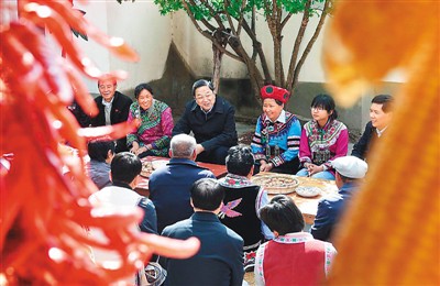 3月24日，俞正聲在云南省武定縣插甸鄉(xiāng)彝族小院農(nóng)戶家中進行座談交流，聽取基層黨員群眾意見建議。