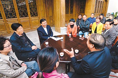 3月23日，劉云山在陜西省咸陽市禮泉縣煙霞鎮(zhèn)袁家村與基層干部群眾座談，聽取對教育實踐活動的意見建議。