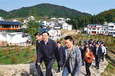 3月25日，張德江在福建省上杭縣古田鎮(zhèn)吳地村看望群眾。