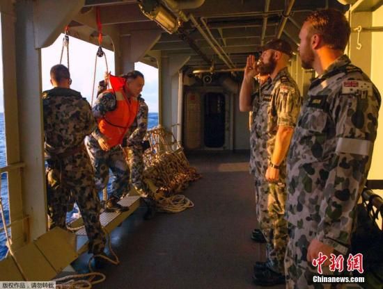 　據(jù)澳大利亞海軍4月11日發(fā)布的圖片顯示，中澳海軍海上聯(lián)合搜尋失聯(lián)客機。據(jù)悉，澳大利亞總理當天表示，澳方執(zhí)行搜尋失聯(lián)客機任務的搜救人員已獲知黑匣子的大致位置。