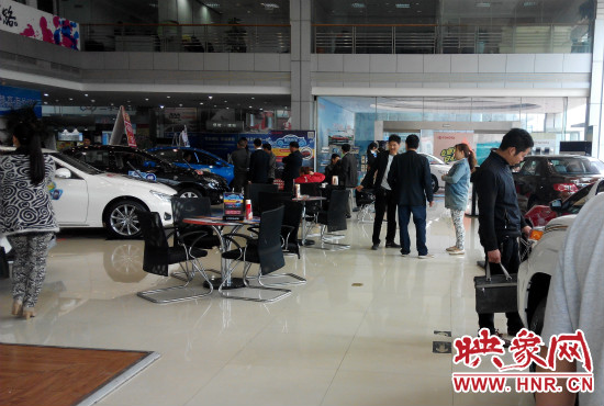 一大早來到4S店選車的顧客絡(luò)繹不絕。