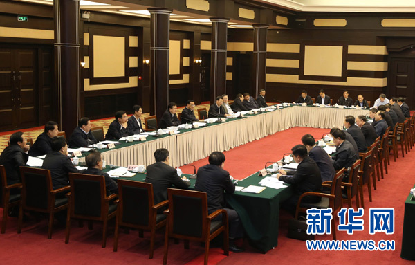 4月28日，中共中央政治局常委、國務(wù)院總理李克強在重慶主持召開座談會