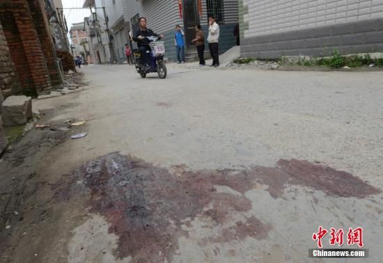 4月28日，福建省福州市閩侯縣發(fā)生一起惡性駕車(chē)撞人事件，圖為事發(fā)現(xiàn)場(chǎng)血跡斑斑。中新社發(fā) 劉可耕 攝