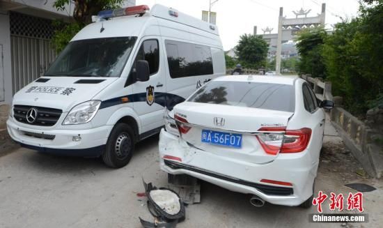  4月28日，福建省福州市閩侯縣發(fā)生一起惡性駕車(chē)撞人事件，圖為被撞車(chē)輛損毀嚴(yán)重。經(jīng)初查，該肇事男子叫林某新（漢族，37歲，福州長(zhǎng)樂(lè)人），因婚姻問(wèn)題，情緒失控，駕車(chē)從閩侯縣青口鎮(zhèn)往尚干鎮(zhèn)方向，沿奔馳大道行駛，連續(xù)撞人。中新社發(fā) 劉可耕 攝