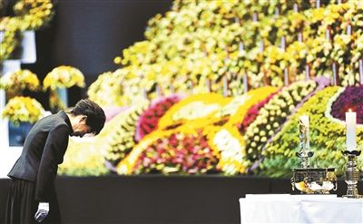 4月29日，韓國(guó)總統(tǒng)樸槿惠為“歲月”號(hào)沉沒(méi)客輪死難者默哀圖片/IC