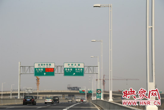 市民可通過北三環(huán)快速路高架橋直達(dá)東區(qū)。