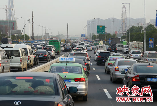 5月1日零時(shí)至3日24時(shí)，全省高速公路安全平穩(wěn)運(yùn)行，累計(jì)車流量440.53萬輛。
