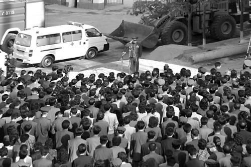 　17日，一名朝鮮高官在事故現(xiàn)場(chǎng)向市民致歉。