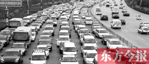 21日，鄭州市中州大道，大量擁堵的汽車將寬寬的道路變成“停車場”