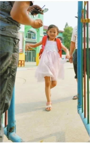 　　昨日，潛江市浩口鎮(zhèn)第三小學(xué)已被戒嚴，下午幼兒園學(xué)生放學(xué)時，一些家長前來接孩子