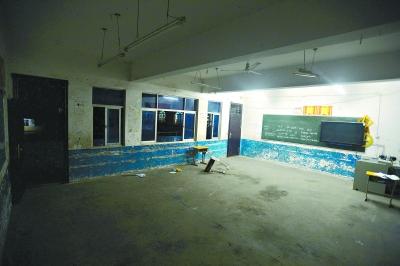 　　昨晚10時，事發(fā)教室里的書桌幾乎被搬空，一個損壞的書桌倒在地上