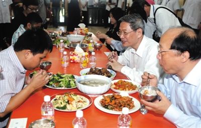 昨日中午，國(guó)臺(tái)辦主任張志軍（右二）在臺(tái)中市長(zhǎng)胡志強(qiáng)的陪同下和盲校的孩子共進(jìn)午餐。當(dāng)晚，張志軍結(jié)束訪臺(tái)回京。 新華社發(fā)