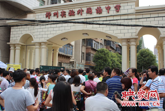 考試快結(jié)束時，陪考的家長涌入學(xué)校接孩子。