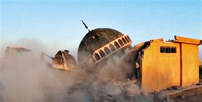 ISIS武裝人員駕駛推土機推倒一座清真寺的墻體。