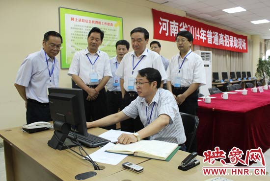 副省長徐濟超在高招錄取現(xiàn)場聽取工作人員匯報。