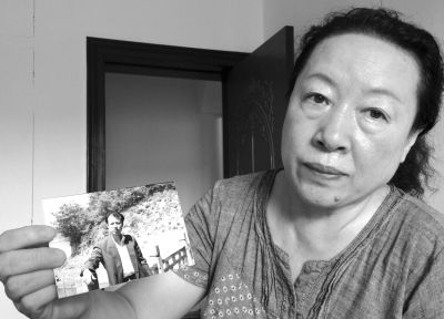 劉吉強(qiáng)的姐姐劉麗霞手持弟弟當(dāng)年的照片。劉吉強(qiáng)在給家人的書(shū)信中多次要求申冤，家人為此奔走了16年。京華
