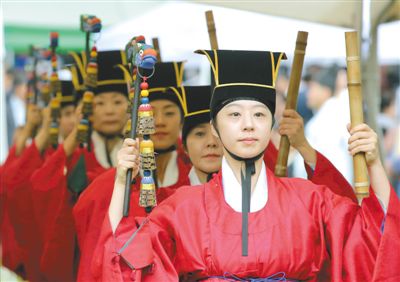 3日，韓國首爾，成均館內(nèi)，民眾穿著傳統(tǒng)服飾跳舞迎接中秋。中秋和春節(jié)一樣，是韓國最重要的傳統(tǒng)節(jié)日。