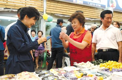 5日，韓國首爾，韓國總統(tǒng)樸槿惠在中秋前視察市場，購買過節(jié)食品。