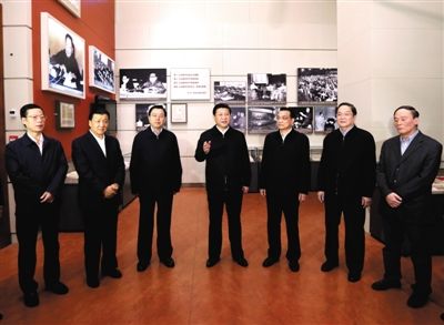 2012年11月29日，習(xí)近平等在國(guó)家博物館參觀《復(fù)興之路》展覽，提出為實(shí)現(xiàn)中國(guó)夢(mèng)而奮斗。