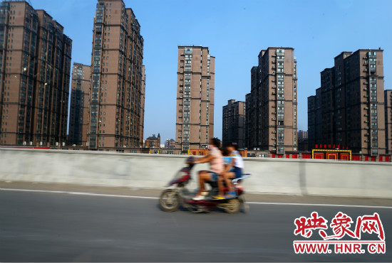 三環(huán)快速路開通后，仍有一些電動車違規(guī)上橋。