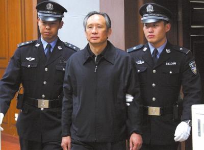 昨天，被告人張曙光在法庭上聽取宣判。新華社發(fā)