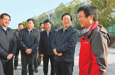 　11月4日下午,省委書記、省人大常委會主任郭庚茂在襄城縣精美鞋業(yè)有限公司調(diào)研。記者 杜小偉/攝