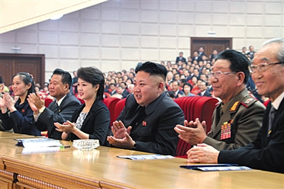 　5月19日，金正恩和夫人李雪主觀看演出，金與正（左一）坐在金正恩右邊第三個(gè)位置。