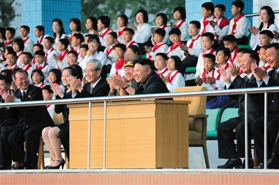 5月2日，金正恩與金與正（前排左二）一起觀看比賽。