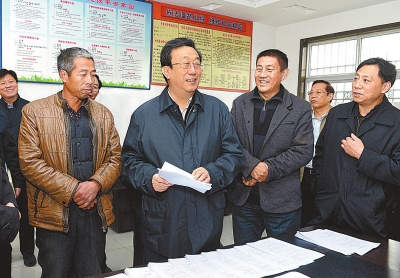11月25日下午，省委書記、省人大常委會主任郭庚茂在延津縣石婆固鎮(zhèn)集北村與村民親切交談。