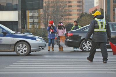 過斑馬線，行人左顧右盼，汽車寸土必爭。