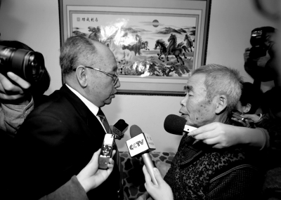 15日，內蒙古高院副院長趙建平（左）帶隊向呼格吉勒圖父母送達再審法律文書。