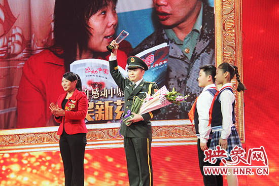 中國人民解放軍71352部隊19分隊管理員王留杰上臺接受頒獎。