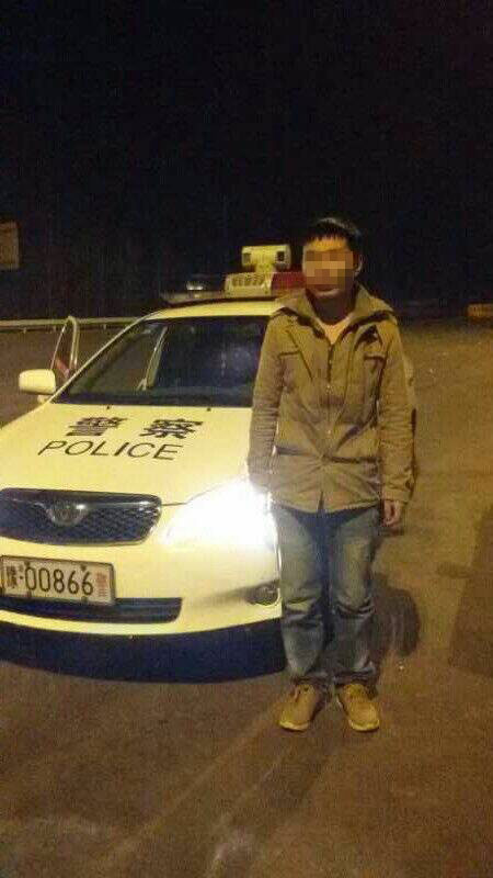 男子被父親拋棄后，在高速交警的幫助下才得以回家。