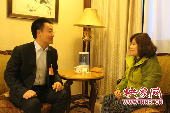 裴春亮正在接受映象網(wǎng)新聞?lì)l道主編李婷采訪(fǎng)