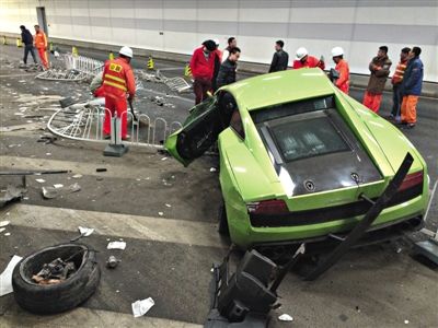 大屯路隧道內(nèi)，事故現(xiàn)場百余米長的隔離欄被撞倒，事故一側(cè)全是隔離欄以及車身的碎片。新京報(bào)記者 浦峰 攝