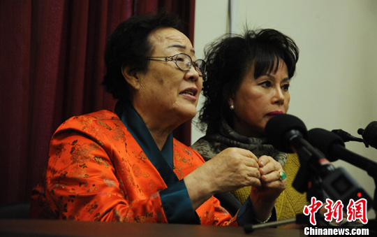 圖為慰安婦受害者李容洙（Lee Yong Soo。圖左）發(fā)表講話(huà)，要求安倍正式道歉。