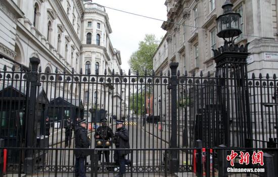 5月7日，英國舉行大選，英國首相府所在地唐寧街10號加強(qiáng)安保。民調(diào)顯示，英國兩大政黨保守黨和工黨的支持率不相上下，此次大選被稱為英國近40年來最難預(yù)測結(jié)果的一次大選。<a target='_blank' ><p  align=