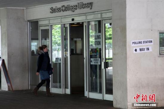 月7日，英國舉行大選，650個(gè)選區(qū)的選民前往投票站，選出代表各自選區(qū)的國會議員，贏得全國超過半數(shù)選區(qū)議席(即超過325個(gè)席位)的政黨，則獲得執(zhí)政權(quán)。圖為一名選民進(jìn)入投票站投票。<a target='_blank' ><p  align=
