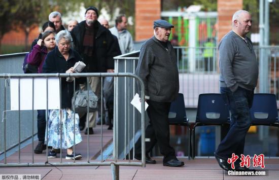 2015年英國大選投票已經(jīng)于當(dāng)?shù)貢r(shí)間5月7日早7點(diǎn)(北京時(shí)間7日下午14時(shí))開始。選民將在首相卡梅倫領(lǐng)導(dǎo)的保守黨、米利班德領(lǐng)導(dǎo)的工黨及其他一些小黨中做出抉擇，投票結(jié)果將于8日出爐。