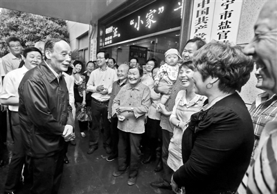 5月8日，王岐山與海寧市鹽官鎮(zhèn)桃園村黨委班子成員、老黨員和群眾親切交流供圖/新華社