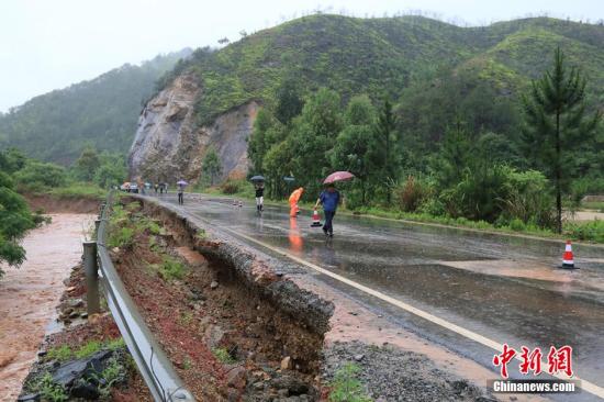圖為5月19日，江西贛州石城縣珠坑鄉(xiāng)塘臺村通往福建寧化縣的公路出現塌方。陳小強 攝