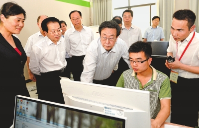 　　5月22日，省委書記、省人大常委會(huì)主任郭庚茂在河南網(wǎng)商園調(diào)研。記者杜小偉攝