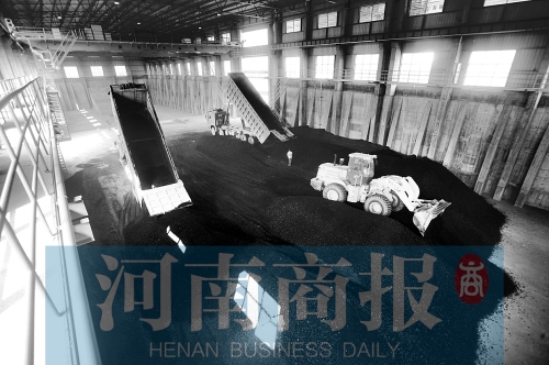 大量煤炭運(yùn)往南區(qū)供熱站，為今冬供暖做準(zhǔn)備 河南商報記者 鄧萬里/攝