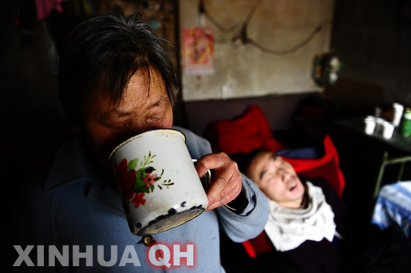 3月29日，楊林睡著了，母親邵秀景喝上一口水。