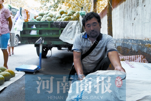 錢包就裝在這個(gè)編織袋里，枕在老陳頭下，沒(méi)想到還是被偷走了 實(shí)習(xí)生 唐韜/攝
