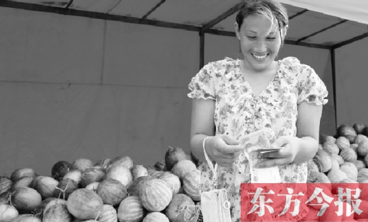 昨日，開封瓜農(nóng)史瑩瑩幸福地數(shù)著賣瓜錢