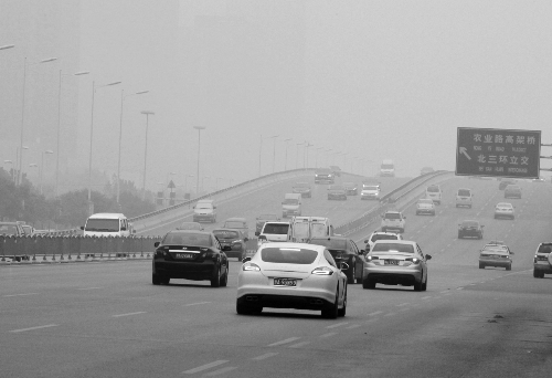 道路上飽和的機(jī)動(dòng)車(chē)無(wú)疑是造成霧霾天氣的一個(gè)原因