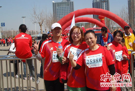 2010年，劉小琴（中）組織殘疾人朋友第一次參加鄭開馬拉松賽。